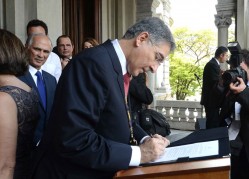 Assinatura do primeiro ato como governador - nomeação do novo secretariado