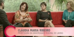 Professora Cláudia Ribeiro, durante entrevista no programa Roda de Conversa