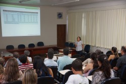 A pesquisadora Leonor Guimarães durante apresentação na UFLA