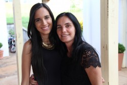 Andrea Carvalho Alves Vaz e a filha Letícia, orgulho e confiança na qualidade da Universidade. 