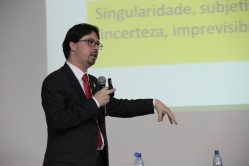 Dr. Felipe Proenço ministra aula inaugural e apresenta número do projeto "Mais Médicos para o Brasil".