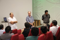 Ao centro, o professor José Tarcísio, acompanhado dos professores mexicanos Roberto Velasco e Jorge Torres