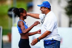 Depois do salto que conquistou o índice para os Jogos Pan Americanos, a atleta Jennifer Nicole correr para comemorar com o treinador, professor Fernando Oliveira