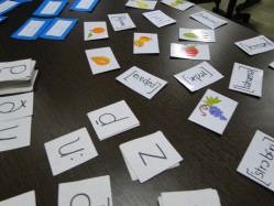 Peças dos jogos da memória e de formação de palavras. Objetivo é colaborar no processo ensino-aprendizagem da pronúncia do inglês.