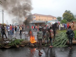 Protestos violentos. Foto: Jean Pierre Aime Harerimana/Reuters)
