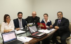 Comissão é presidida pelo prof. Carlos Eduardo Saad (primeiro à direita).