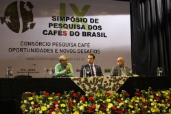 Professor Fábio Moreira, durante sessão que abordou o tema Cafeicultura de Montanha, no IX Simpósio de Pesquisas Cafés do Brasil