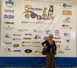 Professora Flávia Maria Saad leva tecnologias para nutrição de cães e gatos em eventos no México