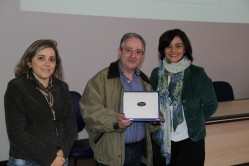 Professor Nelson Lima é homenageado, ao lado, as professoras Carla Luiza Ávila e Rosane Schwan