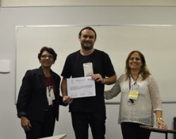 O técnico administrativo José Sebastião Melo (ao centro) recebeu prêmio na sessão “Ensino em espaços não formais de divulgação científica”.