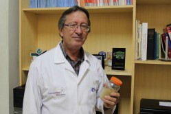 O professor Antônio Bertechini tem, na mão, o selênio levedura