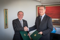 Reitor da UFLA, professor Scolforo e o embaixador Fernando José Abreu assinam acordo de cooperação. Foto Marcelo Guimarães - ABC