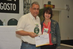 Professor Heitor Costa recebe o prêmio Best Paper durante Simpósio