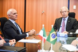 O ministro da Educação, Renato Janine Ribeiro, e o embaixador da Itália no Brasil, Raffaele Trombetta, assinam memorando de entendimento. Foto/ MEC