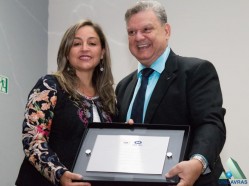 A professora Maria Cristina Mendonça recebe homenagem do CRA-MG, em nome do curso de Admisnitração