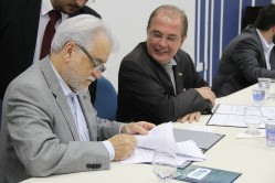 O secretário Emiliano Filho faz a assinatura dos cinco editais que serão lançados para concessão de outorgas de radiodifusão. Cerimônia foi realizada na UFLA