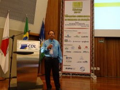 O professor Wellington Carvalho, do DEG/UFLA ministra a palestra - A Aviação agrícola do futuro 