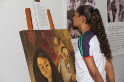 Estudantes apreciam as pinturas do artista plástico Adriano Alves
