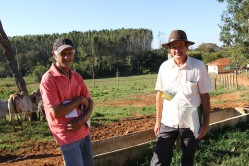 Os produtores Aristides Leite e Vicente Andrade: oportunidade de profissionalizar a produção de leite na pequena propriedade 