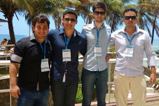 Os estudantes Henrique Teixeira, Raphael Ávila, Hérlon Guedes, Alexandre Dias e Lucas Carvalho recebem menção honrosa pelo desenvolvimento do aplicativo ecoApp 