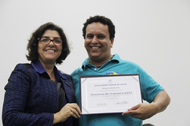 Iberê Martí Moreira da Silva, representando os discentes da Pós-Graduação e a Associação dos Pós-Graduandos da UFLA, que completou 30 anos.