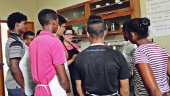 Helga Andrade ensina os alunos como preparar um capuccino