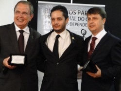 Professor José Roberto Scolforo, o presidente da Smef, Gabriel Junqueira e o reitor da UFVJM, prof. Gilciano Nogueira