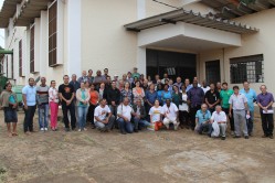Representantes de entidades filantrópicas e da UFLA durante entrega de alimentos, em setembro