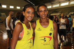 A atleta e treinadora Cristiane Oliveira com a filha Larissa Cristina 