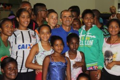 O medalhista Vanderlei Cordeiro de Lima com as crianças/atelas do Cria Lavras