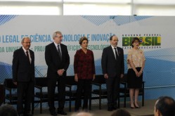 Presidenta Dilma Rousseff e autoridades na cerimônia de lançamento do Marco Legal de C&T e Chamada Universal CNPq