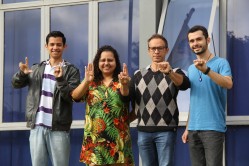 A equipe de tradutores da Universidade, ao centro, a professora Erika Tavares, formam a palavra UFLA na Língua Brasileira de Sinais (Libra)