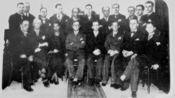 Com os colegas deputados na posse, em 1935. Antonieta é a 3ª, da esq. p/ dir., sentada. (Reprodução)