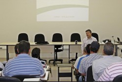 Diretor da InovaCafé, professor Luiz Gonzaga, recebe extensionistas em encontro. 