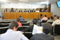 Autoridades políticas e setoriais reunidos para debater o Cadastro Ambiental Rural em Minas Gerais. Foto: Sarah Torres/ALMG