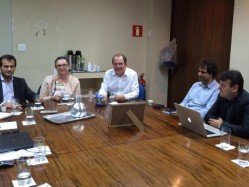 Reitor da UFLA, professor José Roberto Scolforo, e a presidente do Incra, Maria Lúcia Falcón, em reunião com representantes das duas entidades