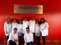 Estudantes e professor da UFLA participam de treinamento nas dependências da Nestlé-Purina