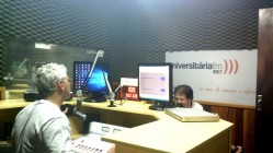 O locutor e apresentador Luciano de Paula recebe os alunos na Rádio Universitária