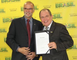 Termo de posse para recondução do professor Scolforo para o segundo mandado é assinado em Brasília