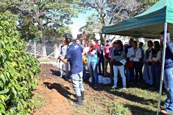 Demonstração de utilização de máquinas no campo