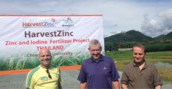 Professor Luiz Roberto (esquerda), em recente visita à Tailândia, ao lado do Howarth Bouis (centro), laureado com o World Food Prize 2016, e do Ismail Cakmak (direita), coordenador mundial do Projeto HarvestZinc