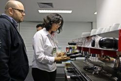 A barista e gestora em Inovação do Café da Agência, Helga Andrade, durante treinamento no evento