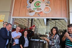 A vice-reitora, professora Édila Vilela Von Pinho, o coordenador da Inovacafé, professor Luiz Gonzaga de Castro Junior e professores ligados a temática café na UFLA inauguram oficialmente o novo espaço