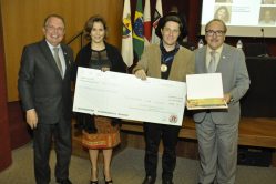 Prof. Matheus (com a medalha) recebe a premiação do prof. Evaldo Vilela (esq) e prof. José Roberto Scolforo.