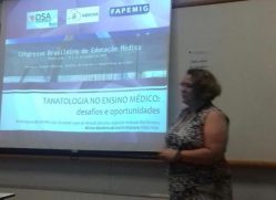 professora Miriam Monteiro Graciano, durante apresentação no congresso. Na UFLA, ela é responsável pelo curso de capacitação em Metodologias Ativas
