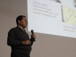 Professor de Física da Universidade Federal de Pernambuco (UFPE), Sérgio Rezende apresentou breve histórico das principais descobertas da Física nos últimos dois séculos