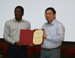 Professor Luís Roberto recebe o certificado do treinamento internacional