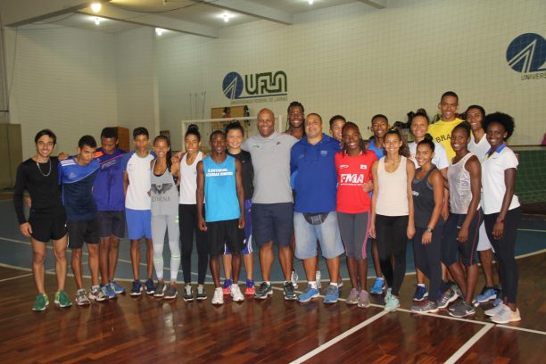 Ao centro, com os atletas, o coordenador regional da Rede Nacional de Treinamento de Atletismo, Pedro Ferreira, e o coordenador do Cria Lavras, professor Fernando Oliveira