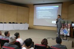 Professor Antonio Chalfun Júnior, diretor de Relações Internacionais da UFLA, durante sua apresentação. Foto: Ascom/Unifal