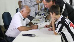 Reinaldo autografou sua biografia e conversou com torcedores do Atlético
